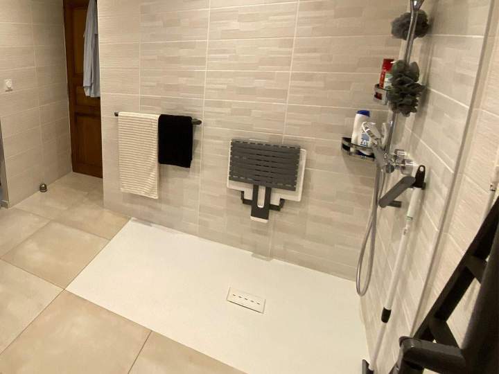 Une salle de bains élégante et fonctionnelle